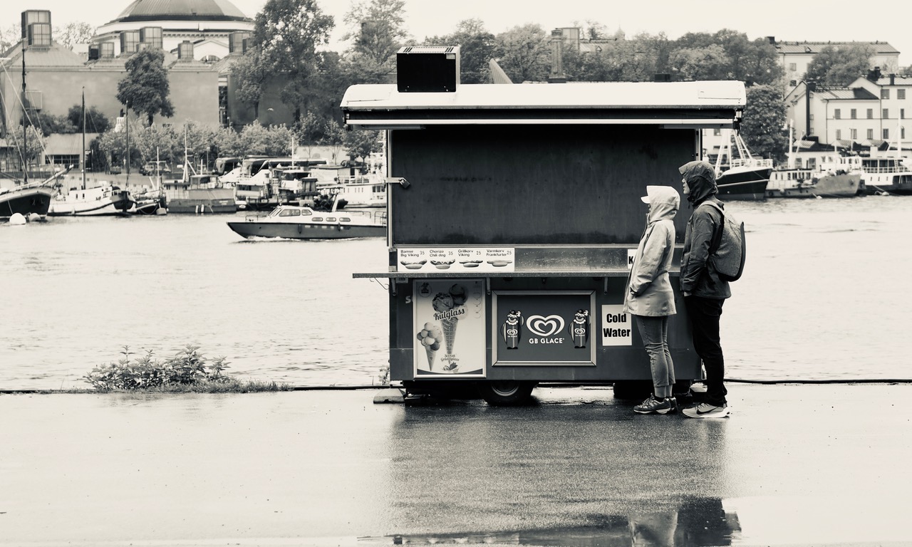 Korvkiosk väntande par, Djurgården